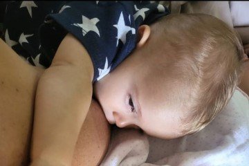 Cecília e Daniel mamando juntos 