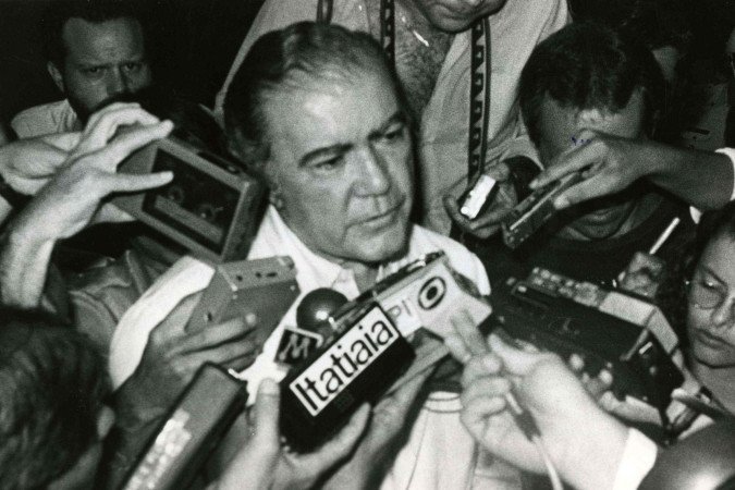 Francisco Pinheiro da Rocha, cirugião do presidente da República eleito pelo Colégio Eleitoral, Tancredo Neves, explica situação de Tancredo, no Hospital de Base de Brasília - HBB.
CB, Neg.: F 593; Pasta: NEVES, Tancredo;
CB, 18/03/1985. Primeiro caderno, p. 3;