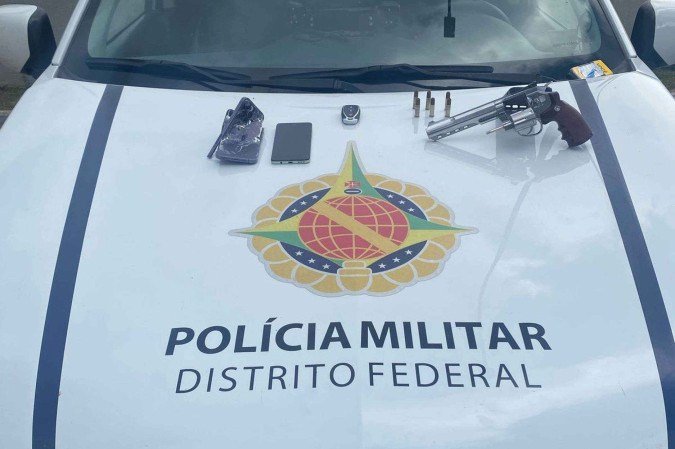 Homem rouba carro e rende duas vítimas com arma falsa em Taguatinga 
