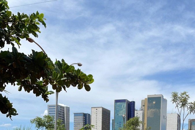 Descarte irregular de lixo na 201 norte, próximo ao setor bancário, no Plano Piloto.