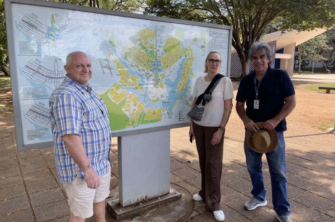Casal austríaco Andrea e Dieter Irngard aproveita a estada na capital para visitar Igrejinha, assessorados pelo guia Lúcio Montiel -  (crédito: Davi Cruz/CB/DA Press)