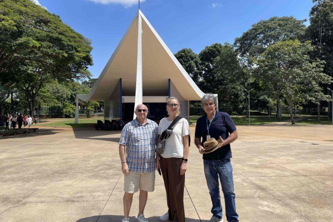 Casal austríaco, Andrea e Dieter Irngard aproveita a estadia na capital para visitar Igrejinha, assessorados pelo guia Lúcio Montiel