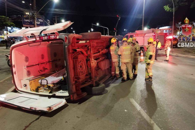 Após colisão, ambulância tomba na via e deixa cinco pessoas feridas na Ceilândia - (crédito: CBMDF/Divulgação) Após colisão, ambulância tomba na via e deixa cinco pessoas feridas na Ceilândia - (crédito: CBMDF/Divulgação)