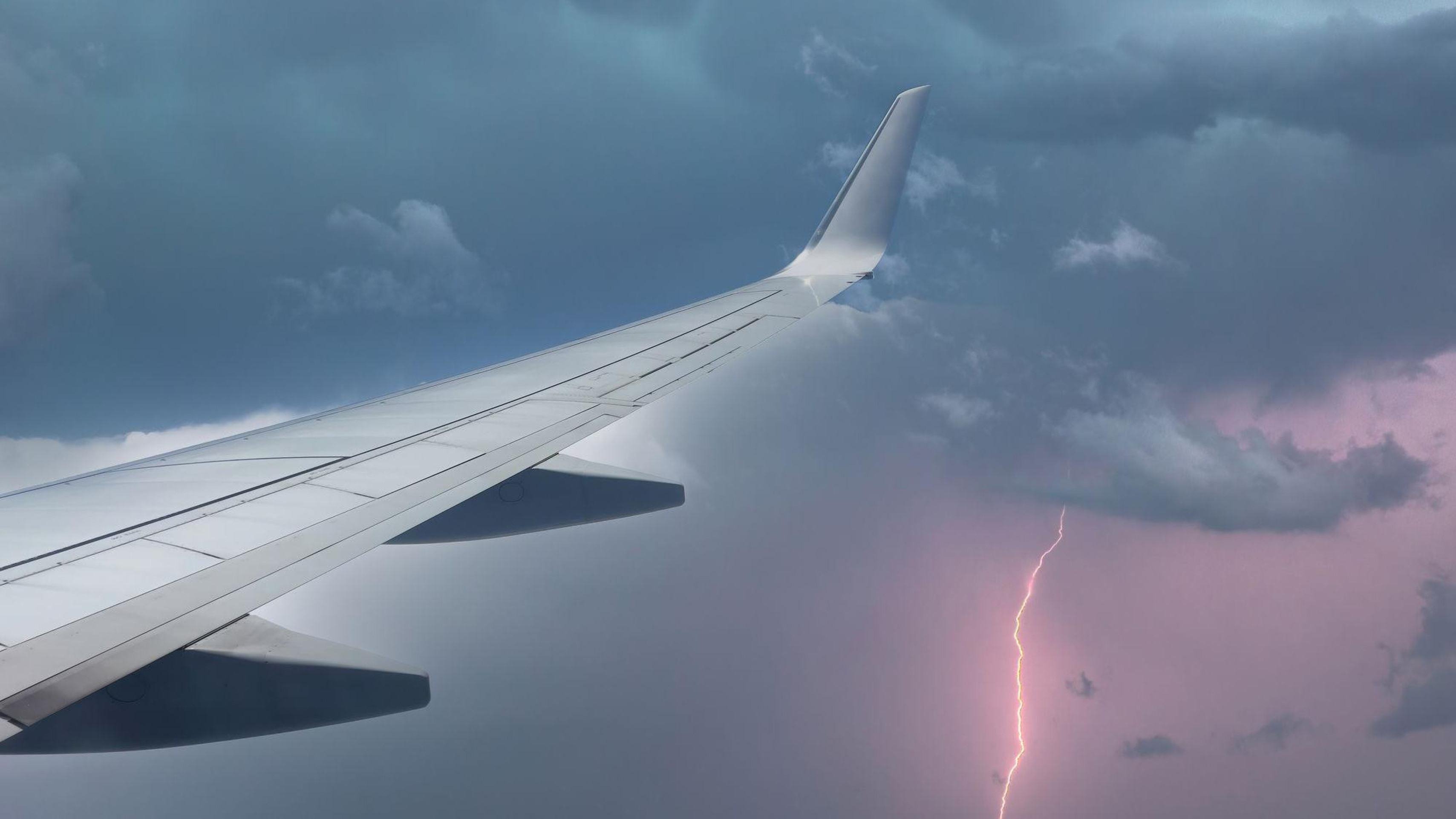 É seguro voar de avião durante mau tempo?