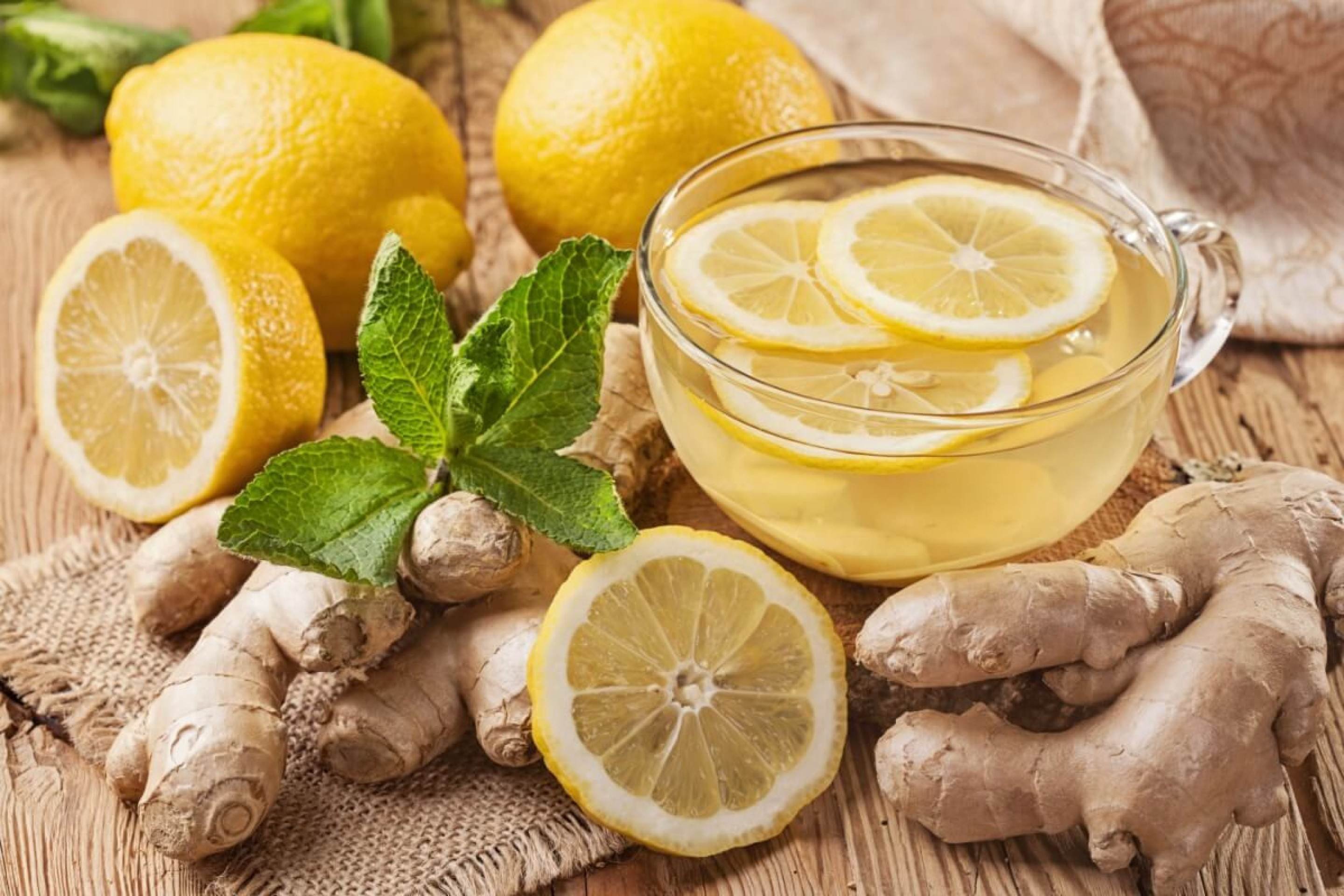 7 chás com limão para ajudar a desinchar