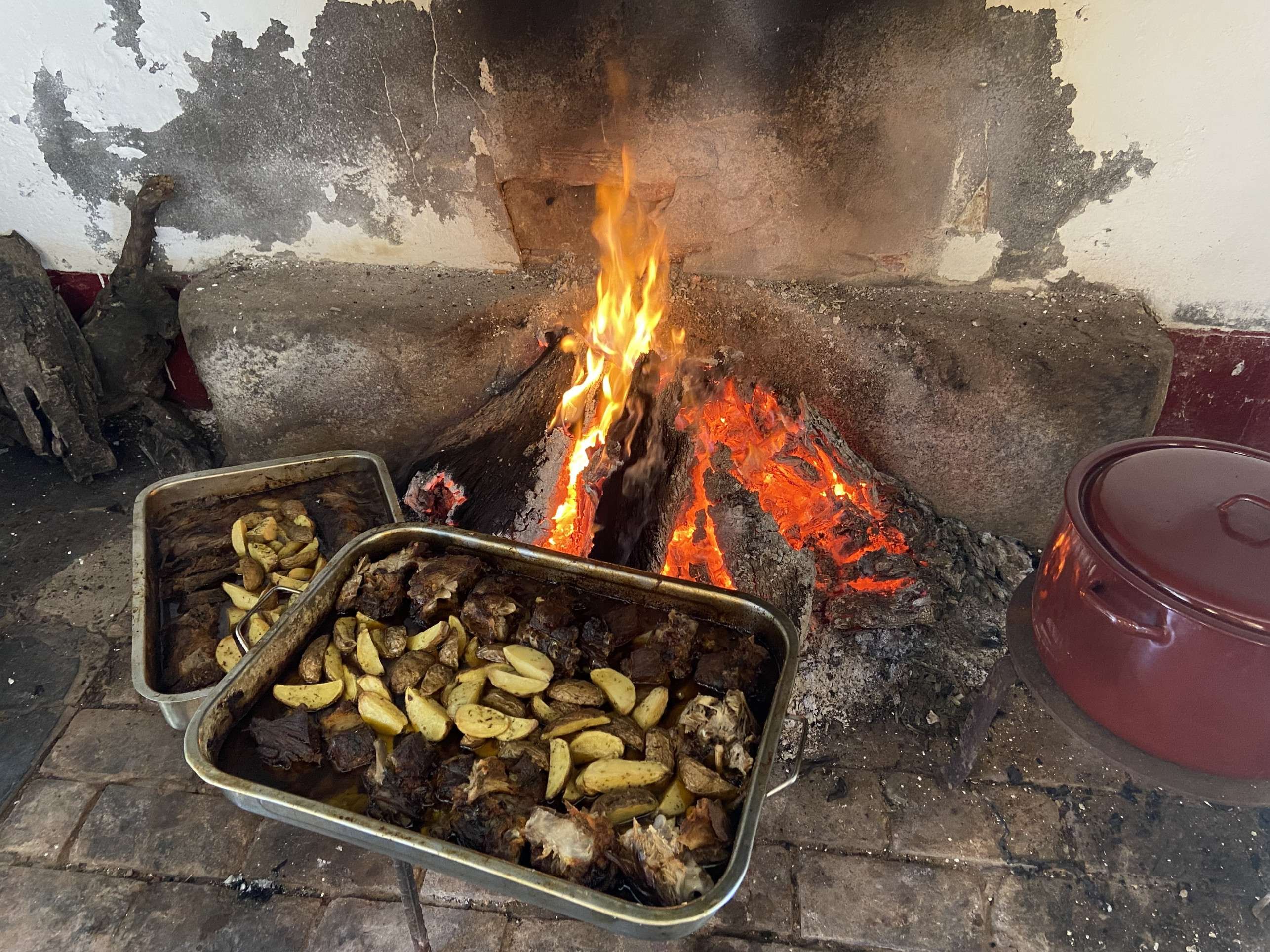A Reynalds oferece  almoço típico, que inclui borrego assado com batatas