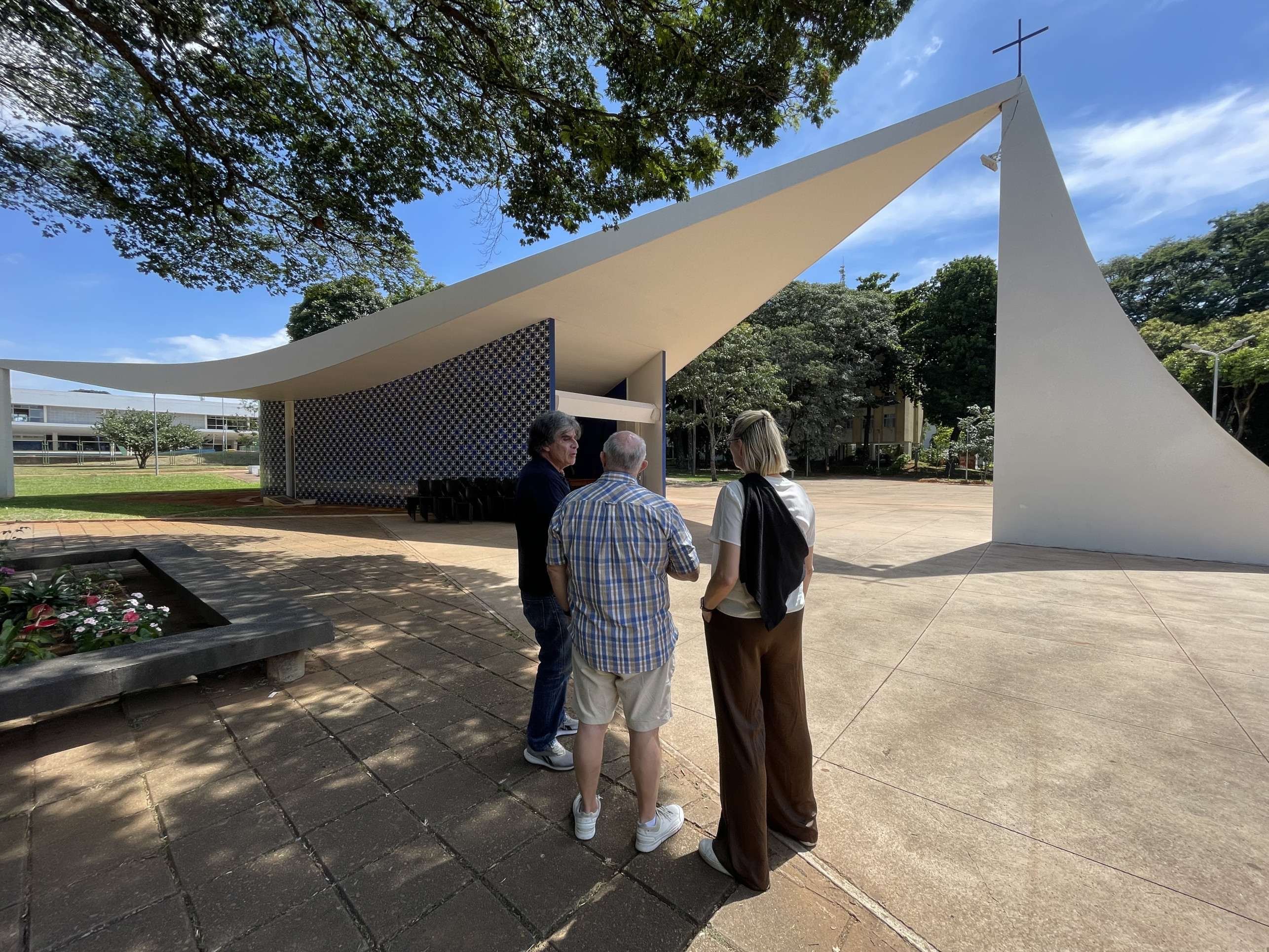 O guia turístico Lúcio Montiel contou a história do monumento para o casal austríaco