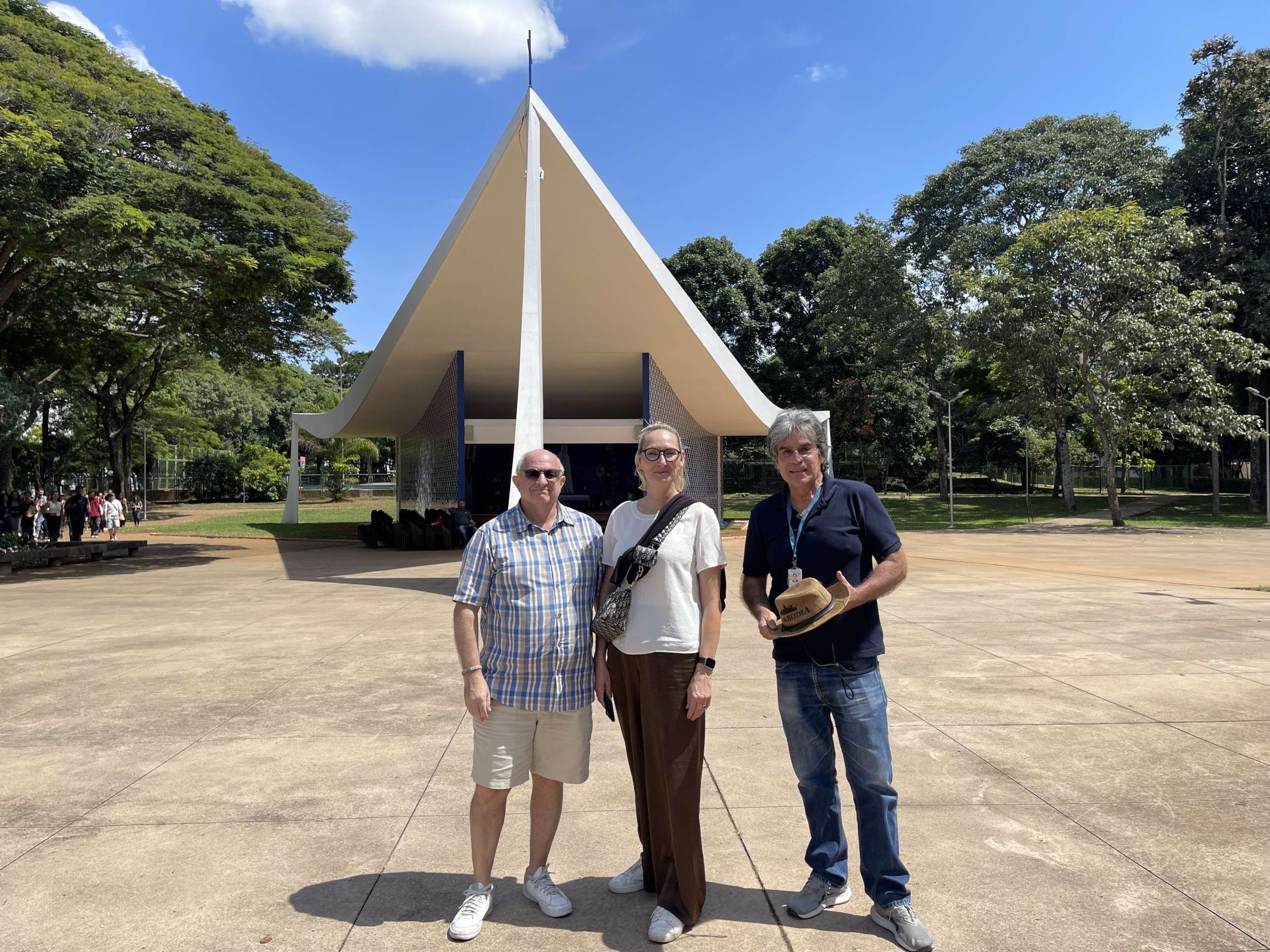Casal austríaco, Andrea e Dieter Irngard aproveita a estadia na capital para visitar Igrejinha, assessorados pelo guia Lúcio Montiel