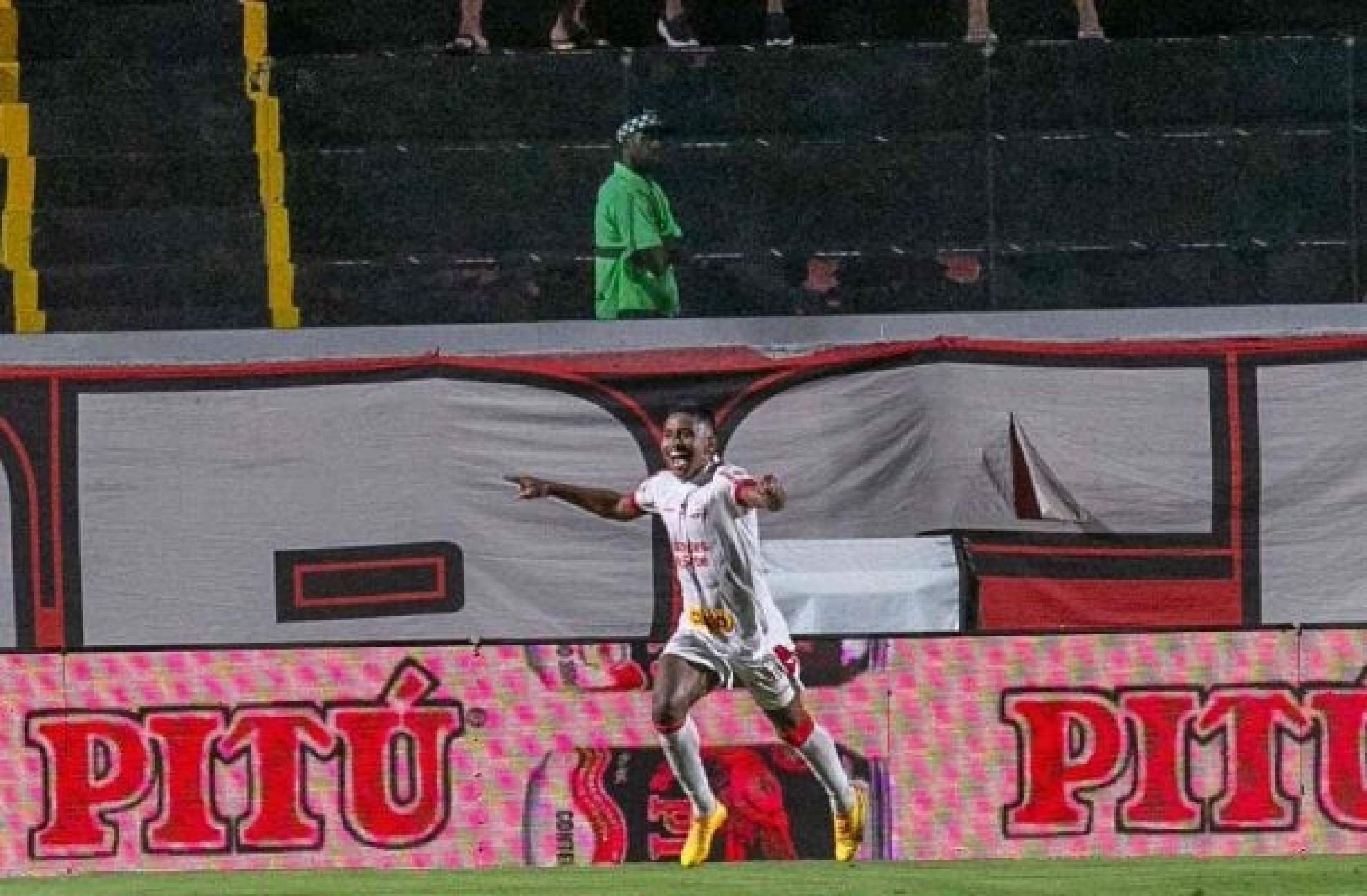 Náutico surpreende Vitória no Barradão, tira invencibilidade do rival e avança na Copa do Brasil