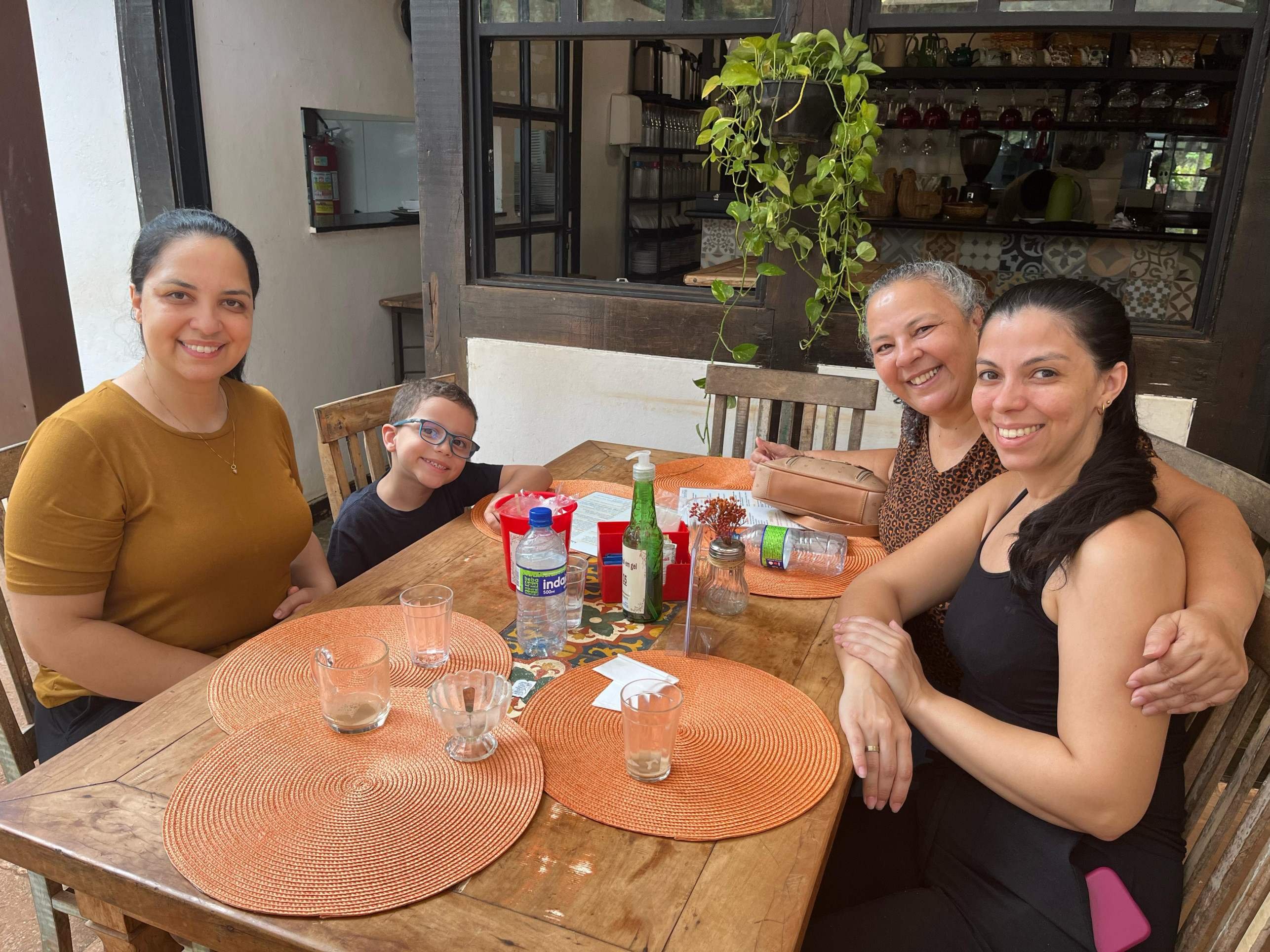 Família Diniz: com Alyne, Silvaneide e Andresa, o pequeno Henrique disse que amou as borboletas