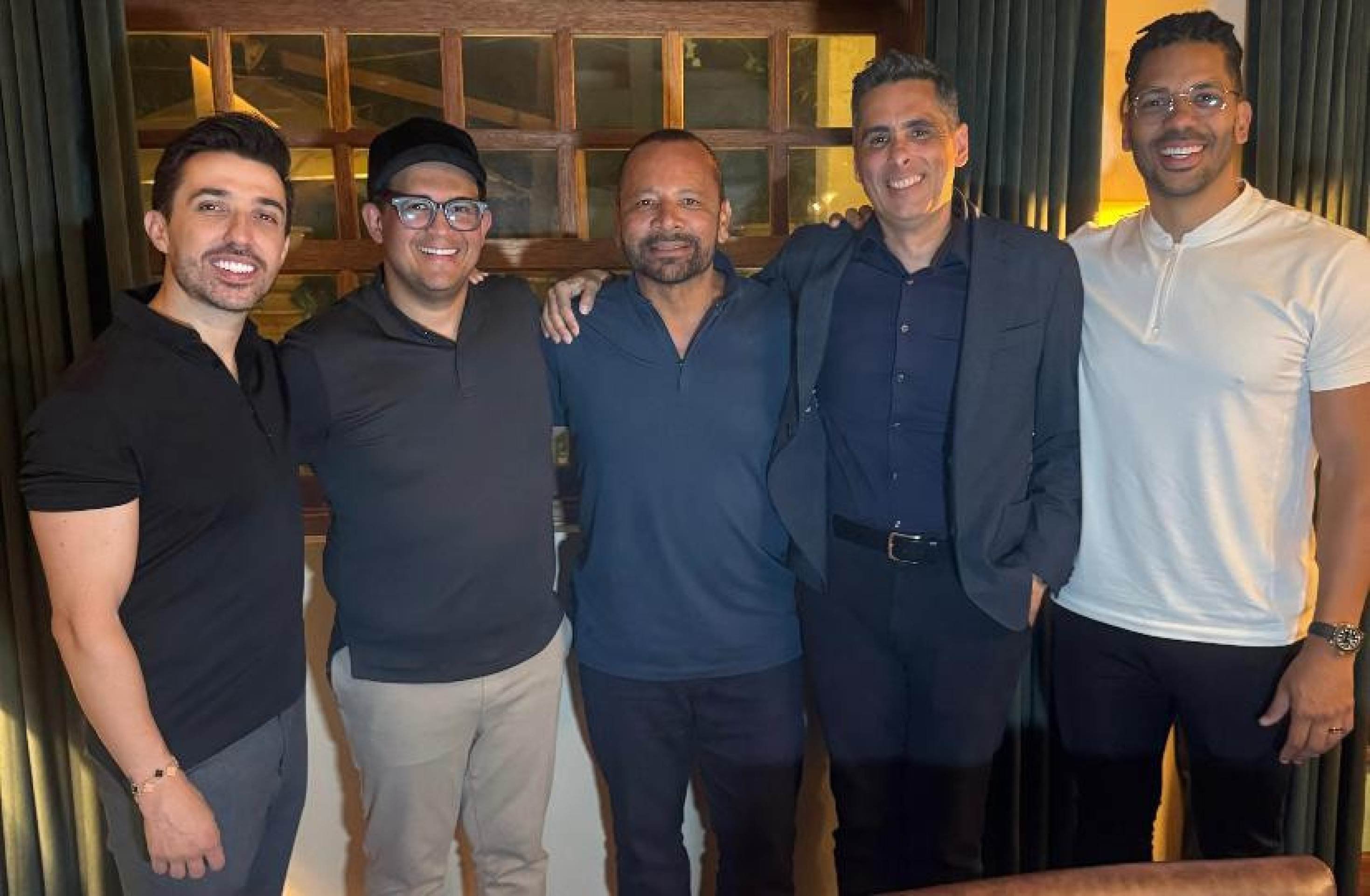 Bruno Avelar comemora aniversário ao lado de Neymar Pai e amigos 