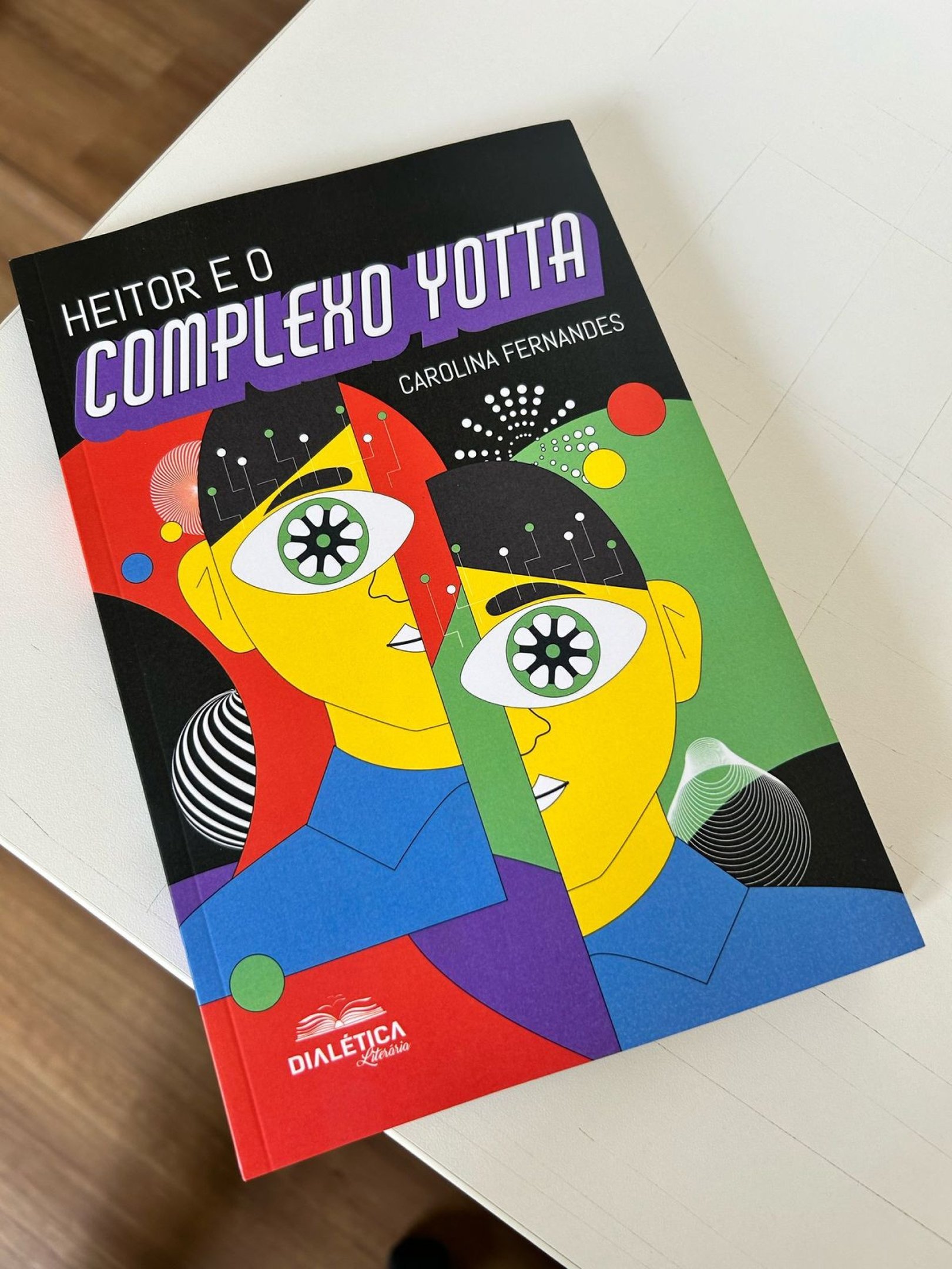 O livro Heitor e o Complexo Yotta é uma adaptação do trabalho de conclusão de curso da escritora