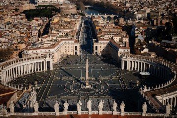  A general view taken from the cupola of St Peter's basilica shows St Peter's square and Via della Conciliazione, in The Vatican on March 6, 2025. Pope Francis is hospitalized with pneumonia in Rome's Gemelli hospital since February 14, 2025. (Photo by Dimitar DILKOFF / AFP)
       -  (crédito: Dimitar Dilkoff/AFP)