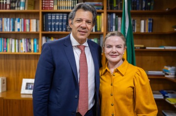 A ministra da Secretaria das Relações Institucionais, Gleisi Hoffmann, reuniu-se com o ministro da Fazenda, Fernando Haddad, para discutir as prioridades econômicas do governo -  (crédito: Diogo Zacarias/Ministério da Fazenda)