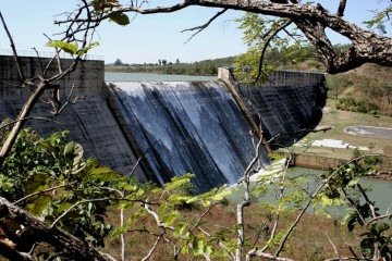Reservatório do Descoberto está vertendo, mas questões como mudanças climáticas, crescimento da população e devastação do Cerrado precisam ser enfrentadas -  (crédito: Marco Peixoto/Caesb)