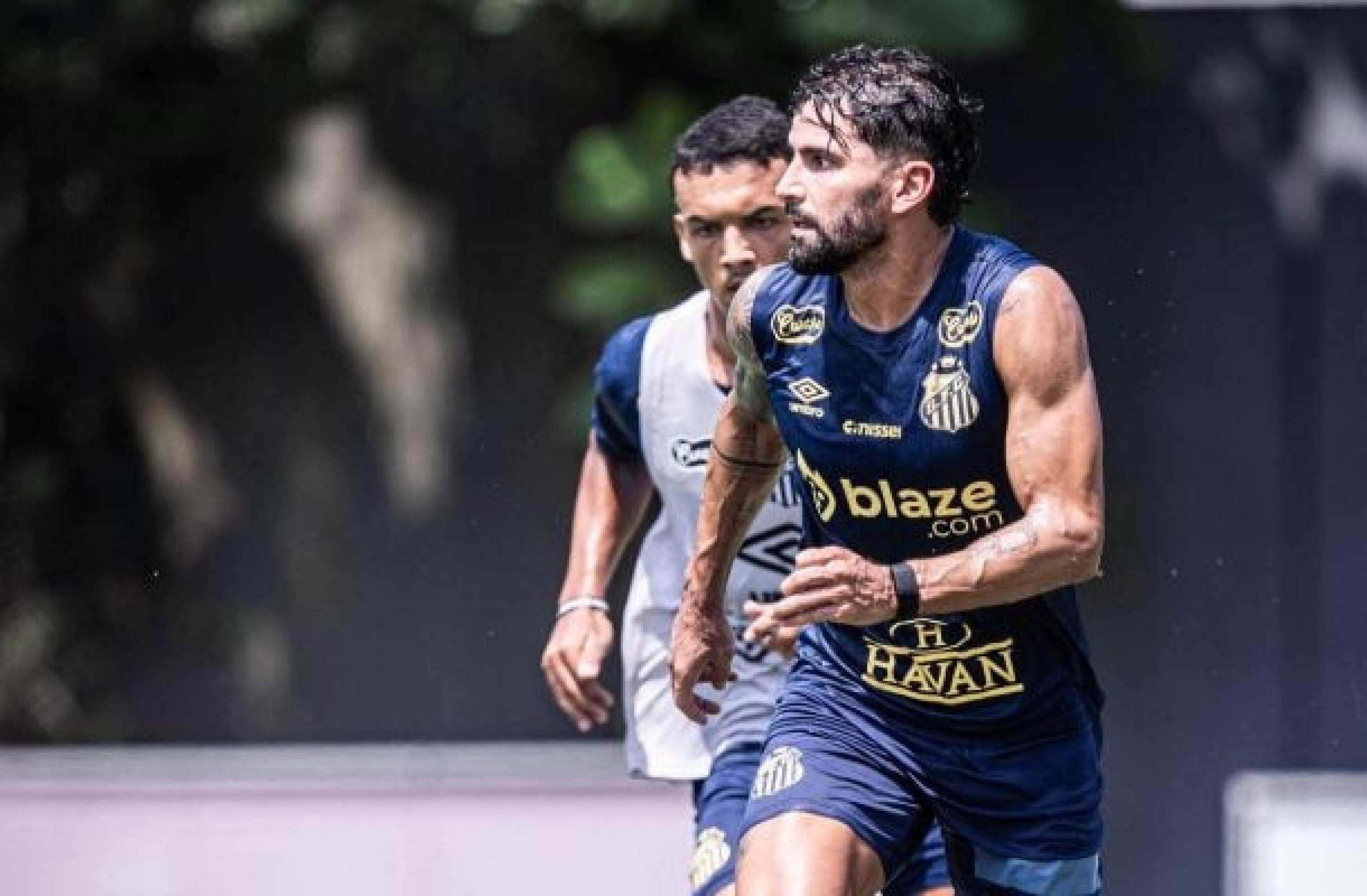 Sem Neymar, Pedro Caixinha comanda treino e faz testes no Santos