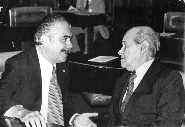  01/12/1982. Crédito: Cece/CB/D.A Press. Brasil. Brasília - DF. O senador José Sarney conversa com o senador Tancredo Neves.
      Caption  -  (crédito:  Cece/CB/D.A Press)