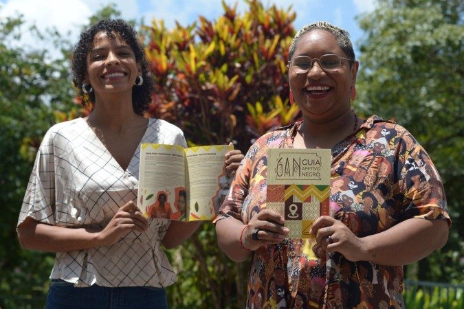 Tuany Araújo e Fernanda Jacob (óculos) comemoram a oportunidade de apresentar o 
teatro feito por pessoas negras na capital do país