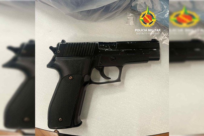 Arjma falsa foi encontrada em uma busca pessoal. Aluno foi encaminhado à Delegacia da Criança e do Adolescente (DCA) da Asa Norte - (crédito: Divulgação/PMDF) Arjma falsa foi encontrada em uma busca pessoal. Aluno foi encaminhado à Delegacia da Criança e do Adolescente (DCA) da Asa Norte - (crédito: Divulgação/PMDF)