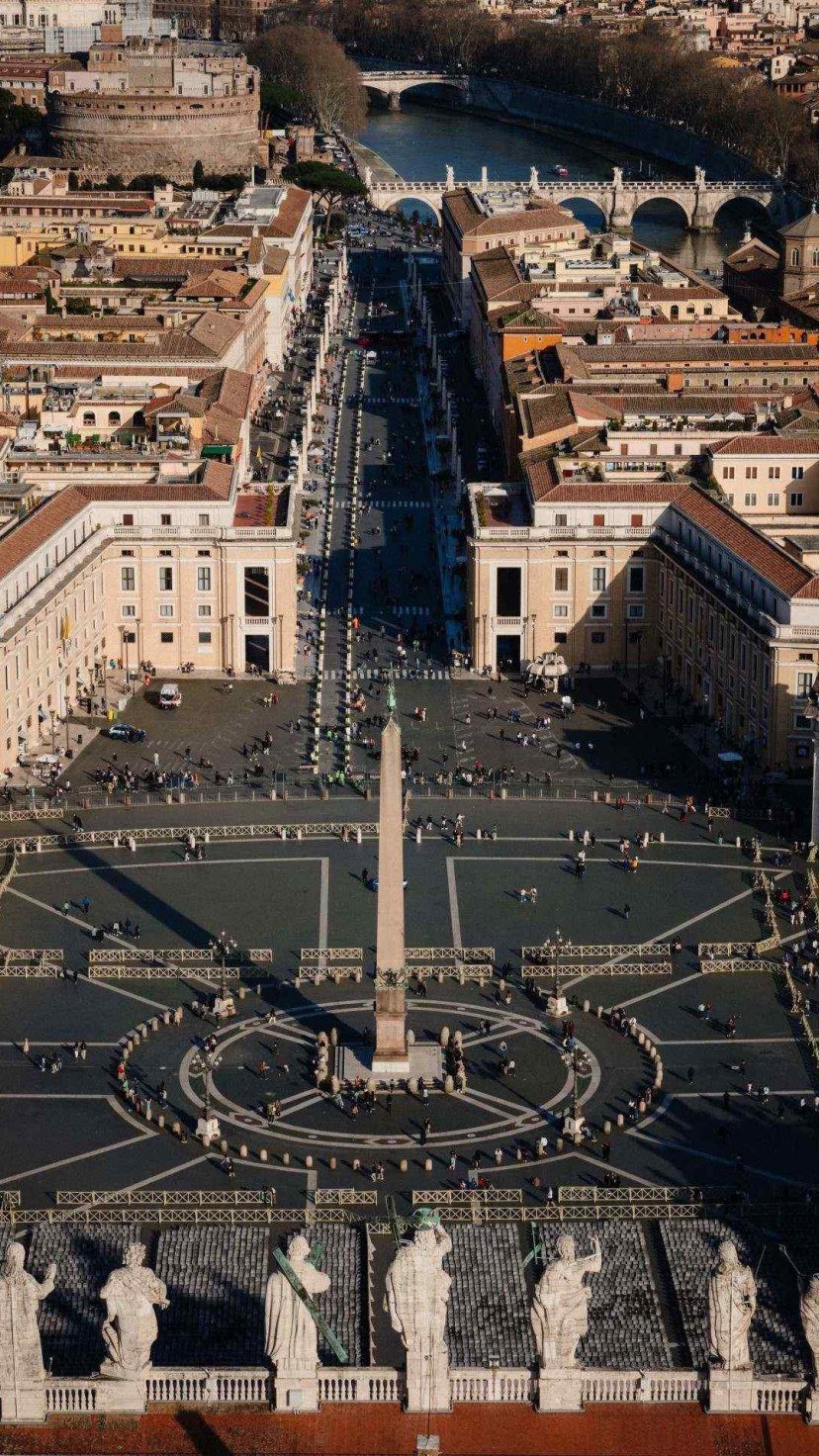  A general view taken from the cupola of St Peter's basilica shows St Peter's square and Via della Conciliazione, in The Vatican on March 6, 2025. Pope Francis is hospitalized with pneumonia in Rome's Gemelli hospital since February 14, 2025. (Photo by Dimitar DILKOFF / AFP)
       -  (crédito: Dimitar Dilkoff/AFP)