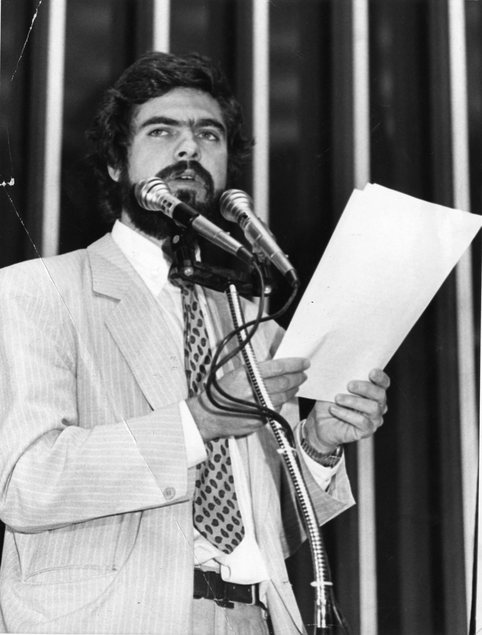 Augusto Carvalho 27/08/1987. Credito: Eugenio Novaes/CB/D.A Press. Dep. Augusto Carvalho debate emendas no plenario da Camara, no Congress Nacional,