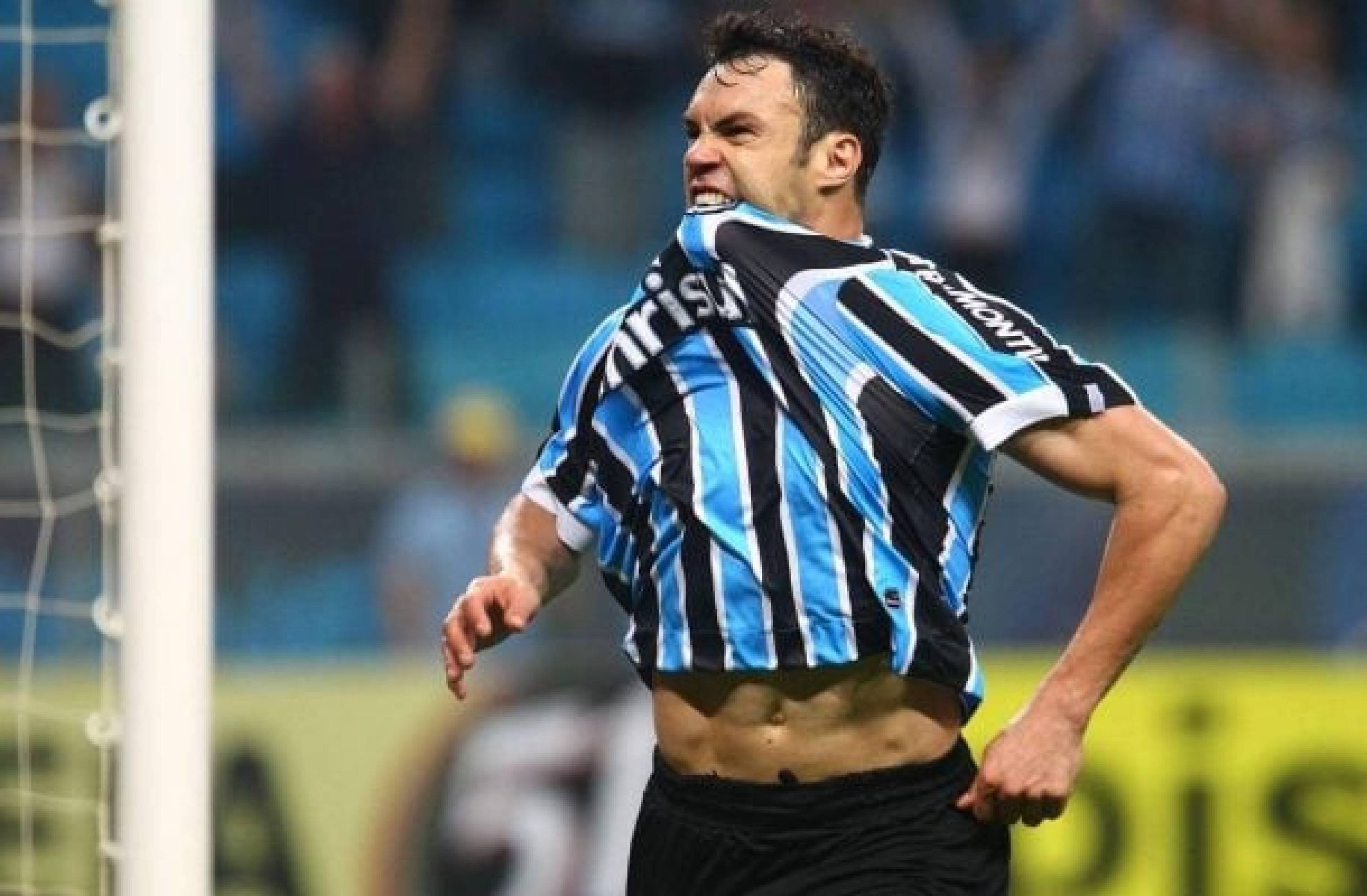Ex-atacante confessa que excesso de festas atrapalharam sua passagem pelo Grêmio