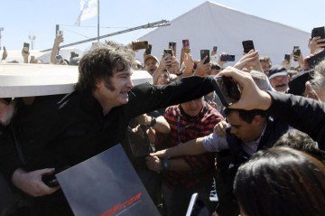 Javier Milei, presidente da Argentina: 'Os bons são os de azul (polícia) e os filhos da p... que andam com panos na cara e quebram carros (...) vamos colocá-los na prisão' -  (crédito: AFP)