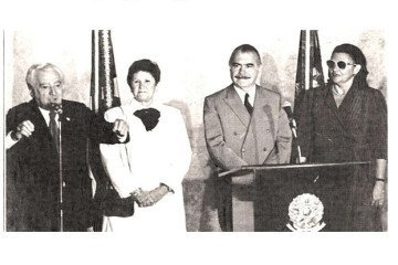Os escritores Jorge Amado e Zélia Gattai com o presidente e a primeira-dama, Marly, em 2/7/1986, Dia da Bahia, na assinatura da lei que incentivava a cultura -  (crédito: Divulgação)