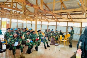 Paula Soares Nunes, major farmacêutica hospitalar da Aeronáutica, auxilia no treinamento dos militares para questões de gênero e proteção de crianças