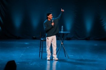 Nascido em Ceilândia, Denison Carvalho é um dos roteiristas do programa A Culpa é do Cabral