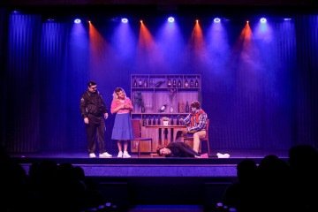 G7 apresenta a peça Me engana que eu posto: a loucura das redes sociais
