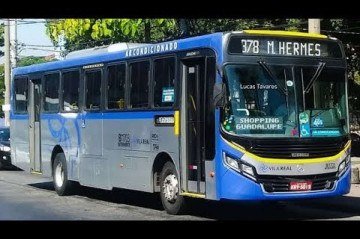 O homem levava uma réplica de uma arma de fogo, com a qual ameaçou o motorista do veículo. Além disso, roubou os pertences dos passageiros -  (crédito: Reprodução/Youtube)