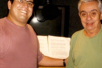 Adriano Siri, integrante do Melhores do Mundo, no estúdio com Chico Anysio para gravação da voz de Deus