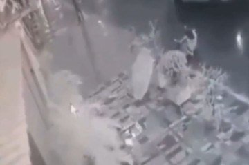 Após o choque, a mulher caiu no chão, aparentemente desorientada -  (crédito: Cedido ao Correio )