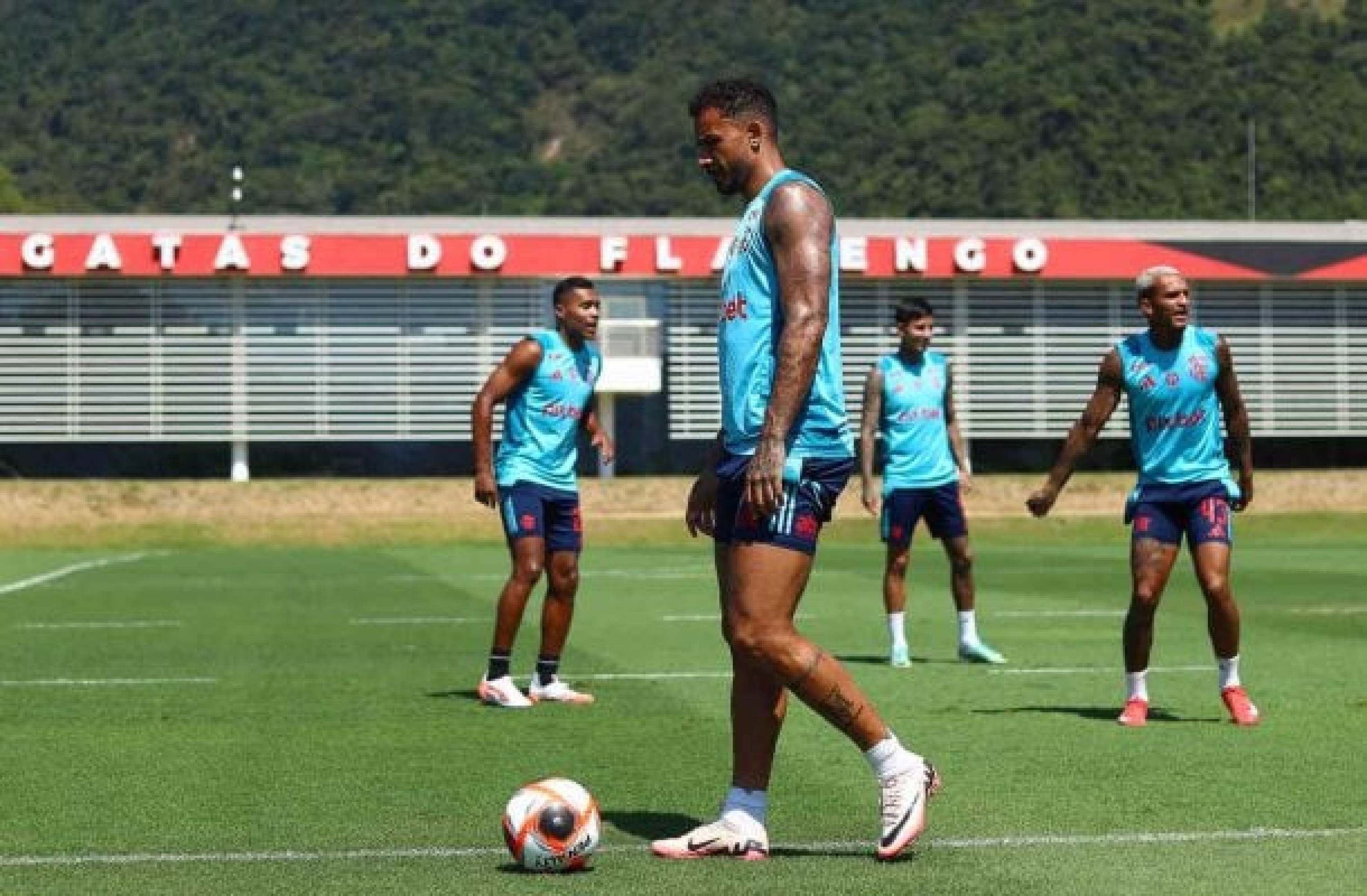 Danilo está fora de Fla-Flu decisivo e será cortado da Seleção