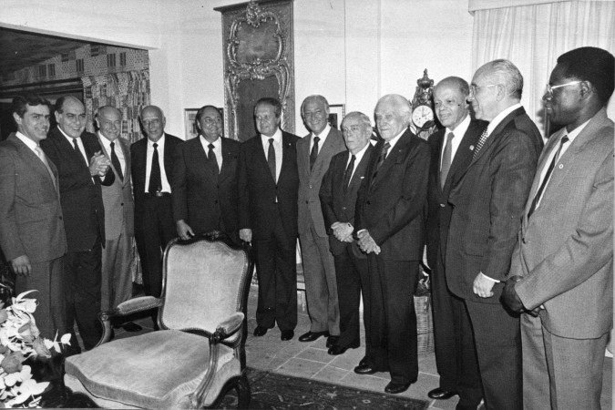 1985. Crédito: Arquivo CB/D.A Press. Brasil. Brasília - DF. Pimenta da Veiga, Hélio Garcia, José Fragelli, Ulysses Guimarães, Aureliano Chaves, Mário Soares, Franco Montoro, Amaral Peixoto, Luis Viana Filho, Nelson Carneiro, Adriano de Oliveira e Paulo Pereira, na Embaixada de Portugal.
CB, 20/03/1985. Primeiro caderno, p. 23;
Localização no acervo físico: CB, Neg/Pasta: SN 5925;