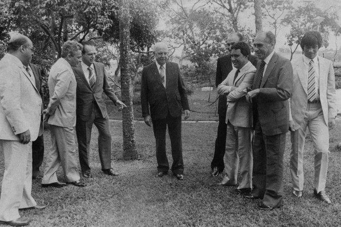29/12/1983. Crédito: Givaldo Barbosa/CB/D.A Press. Brasil. Brasília - DF. Ministro João Leitão de Abreu, com representação do Grêmio na Granja do Ipê.
Localização no acervo físico: CB, Neg.; F 5100; Pasta: F 5100;