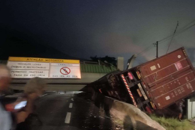 Houve bloqueio em ambos os sentidos da rodovia, mas agora já está totalmente liberada - (crédito: Reprodução/Redes sociais) Houve bloqueio em ambos os sentidos da rodovia, mas agora já está totalmente liberada - (crédito: Reprodução/Redes sociais)