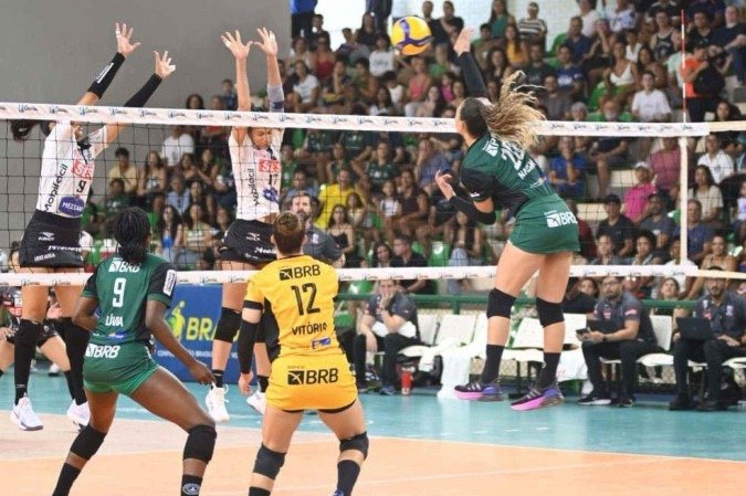 O time candango não tomou conhecimento do adversário em uma tarde eletrizante no Ginásio do Sesi, em Taguatinga - (crédito: Rogério Guerreiro/Brasília Vôlei) O time candango não tomou conhecimento do adversário em uma tarde eletrizante no Ginásio do Sesi, em Taguatinga - (crédito: Rogério Guerreiro/Brasília Vôlei)