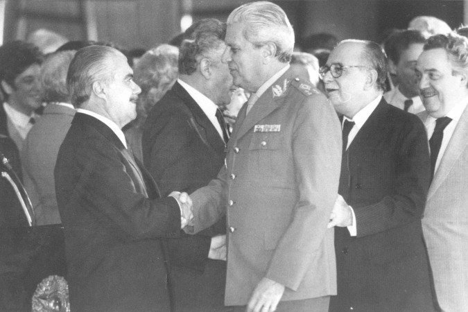 1985. Crédito: Gilberto Alves/CB/D.A Press. Brasil. Brasília - DF. O presidente da República, José Sarney, é cumprimentado pelo ministro de Exército, Leônidas Pires Gonçalves, durante assinatura do Projeto de Lei que estabelece incentivos fiscais para o setor cultural, observado por José Aparecido de Oliveira e o ministro Paulo Brossard.
CB, 05/06/1986. Primeiro Caderno, p. 22;
Localização no acervo físico: CB, Neg.: F 375; Pasta: F 375;
