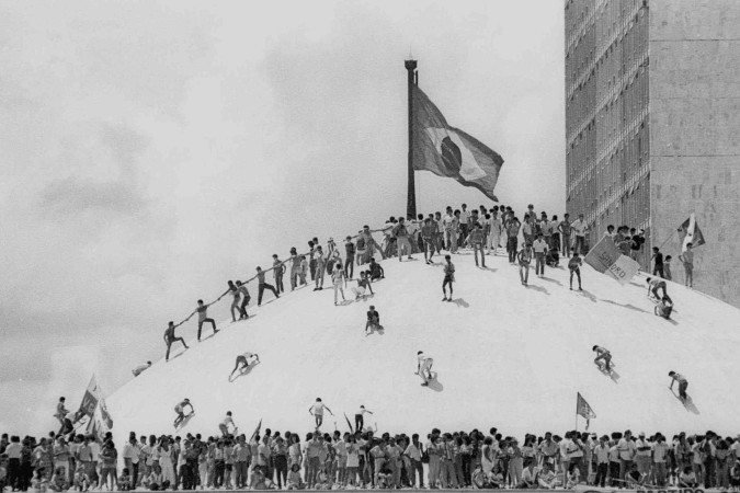 15/03/1985. Crédito: F. Gualberto/CB/D.A Press. Brasil. Brasilia - DF. Manifestação no Congresso Nacional em comemoração à posse do Presidente José Sarney. Pessoas sobre a Cúpula do Senado Federal e mastro da Bandeira Nacional ao fundo.
Publicações:
CB, 15/03/2005. Capa;
Localização no acervo físico: CB, Neg. 324-85; - (crédito: F. Gualberto/CB/D.A Press) 15/03/1985. Crédito: F. Gualberto/CB/D.A Press. Brasil. Brasilia - DF. Manifestação no Congresso Nacional em comemoração à posse do Presidente José Sarney. Pessoas sobre a Cúpula do Senado Federal e mastro da Bandeira Nacional ao fundo.
Publicações:
CB, 15/03/2005. Capa;
Localização no acervo físico: CB, Neg. 324-85; - (crédito: F. Gualberto/CB/D.A Press)