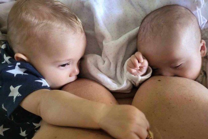 Cecília e Daniel mamando juntos 