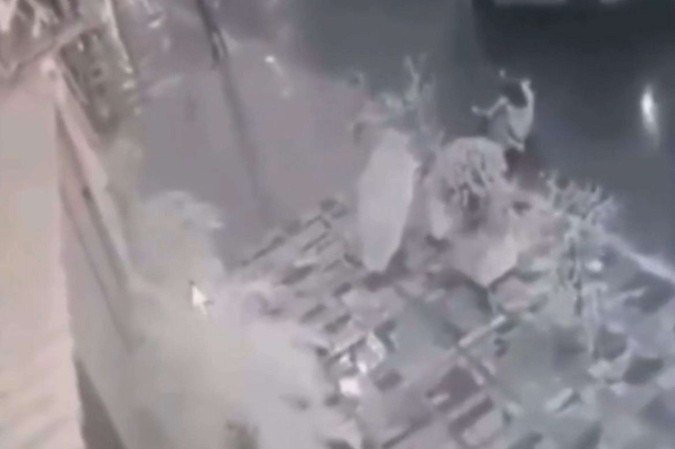 Após o choque, a mulher caiu no chão, aparentemente desorientada - (crédito: Cedido ao Correio ) Após o choque, a mulher caiu no chão, aparentemente desorientada - (crédito: Cedido ao Correio )