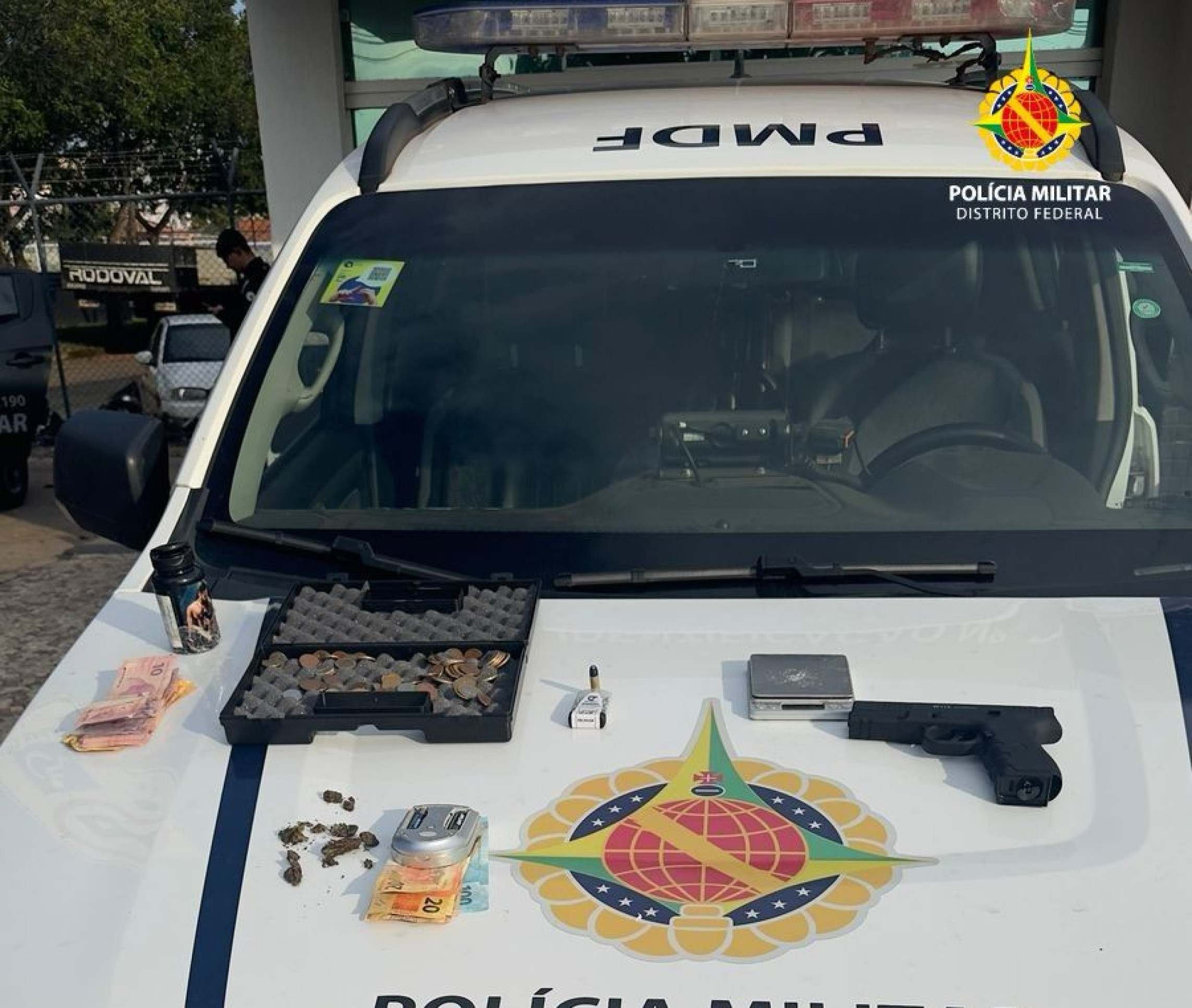 Homem é preso com maconha e arma falsa no Recanto das Emas