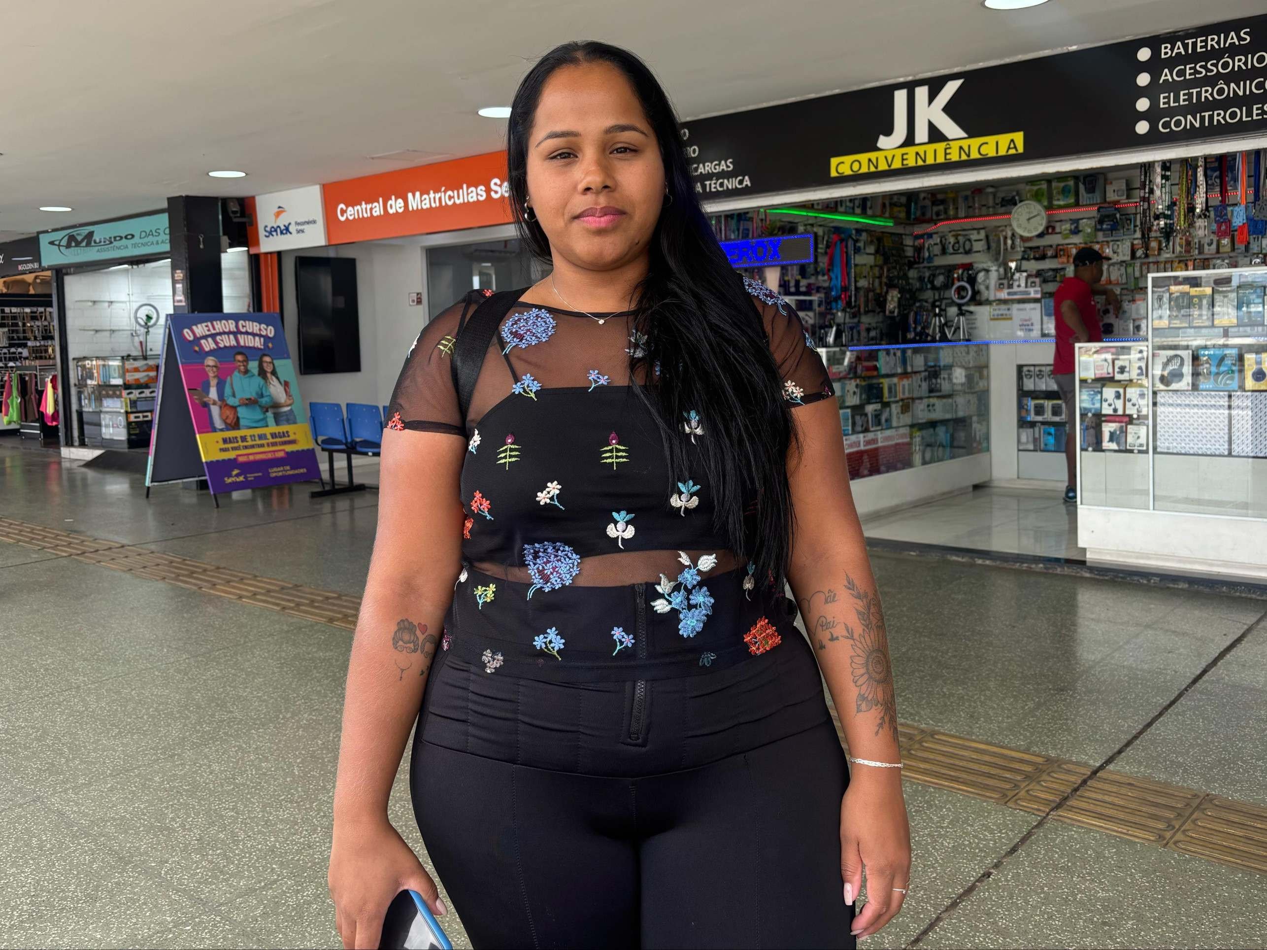 Dynoélia Cristina perdeu a tia para o feminicídio Dynoélia Cristina Damasceno carrega a angústia de ter perdido a tia para o feminicídio. Desde então, vive à sombra do medo