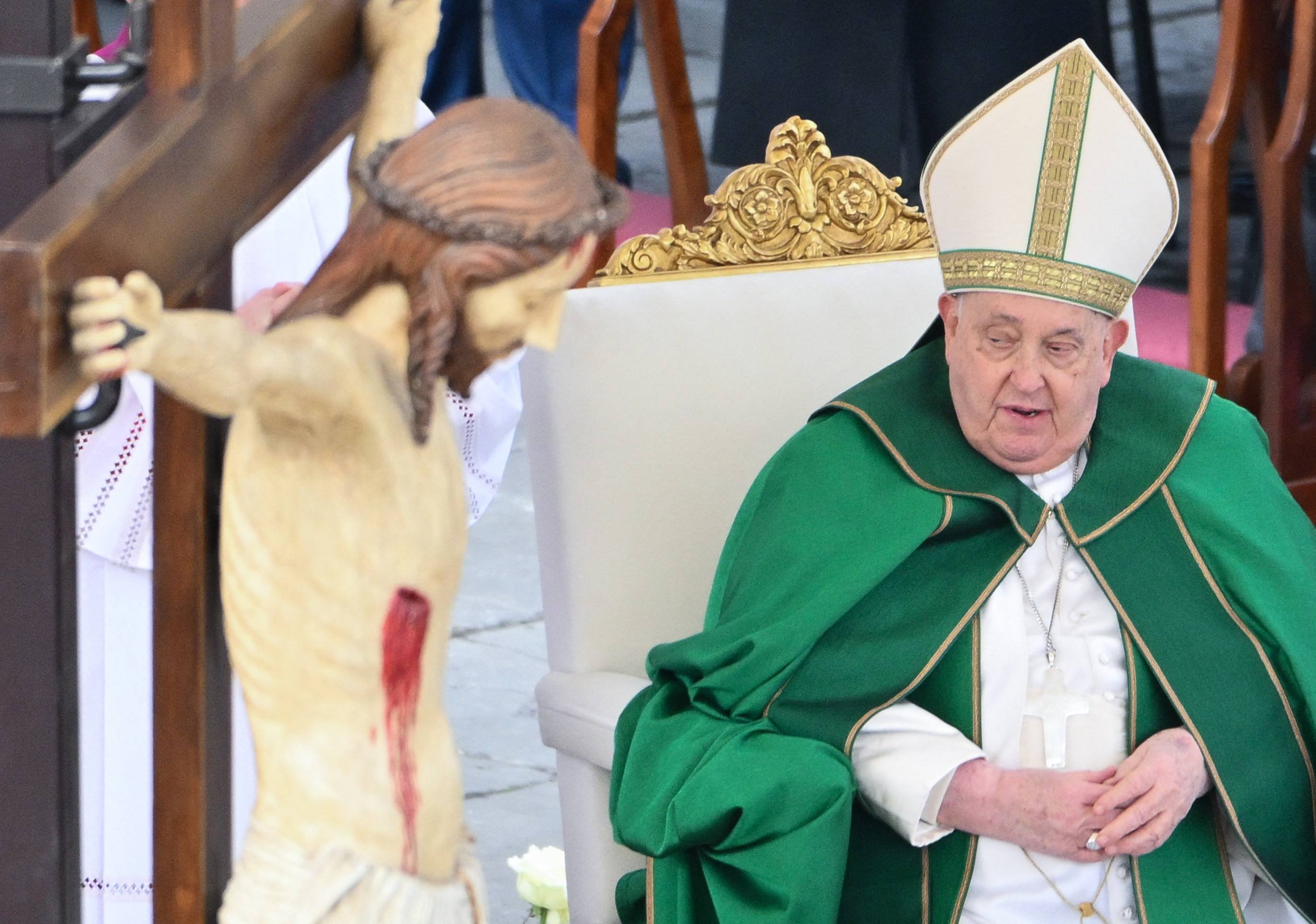 Vaticano diz que papa Francisco tem melhora 