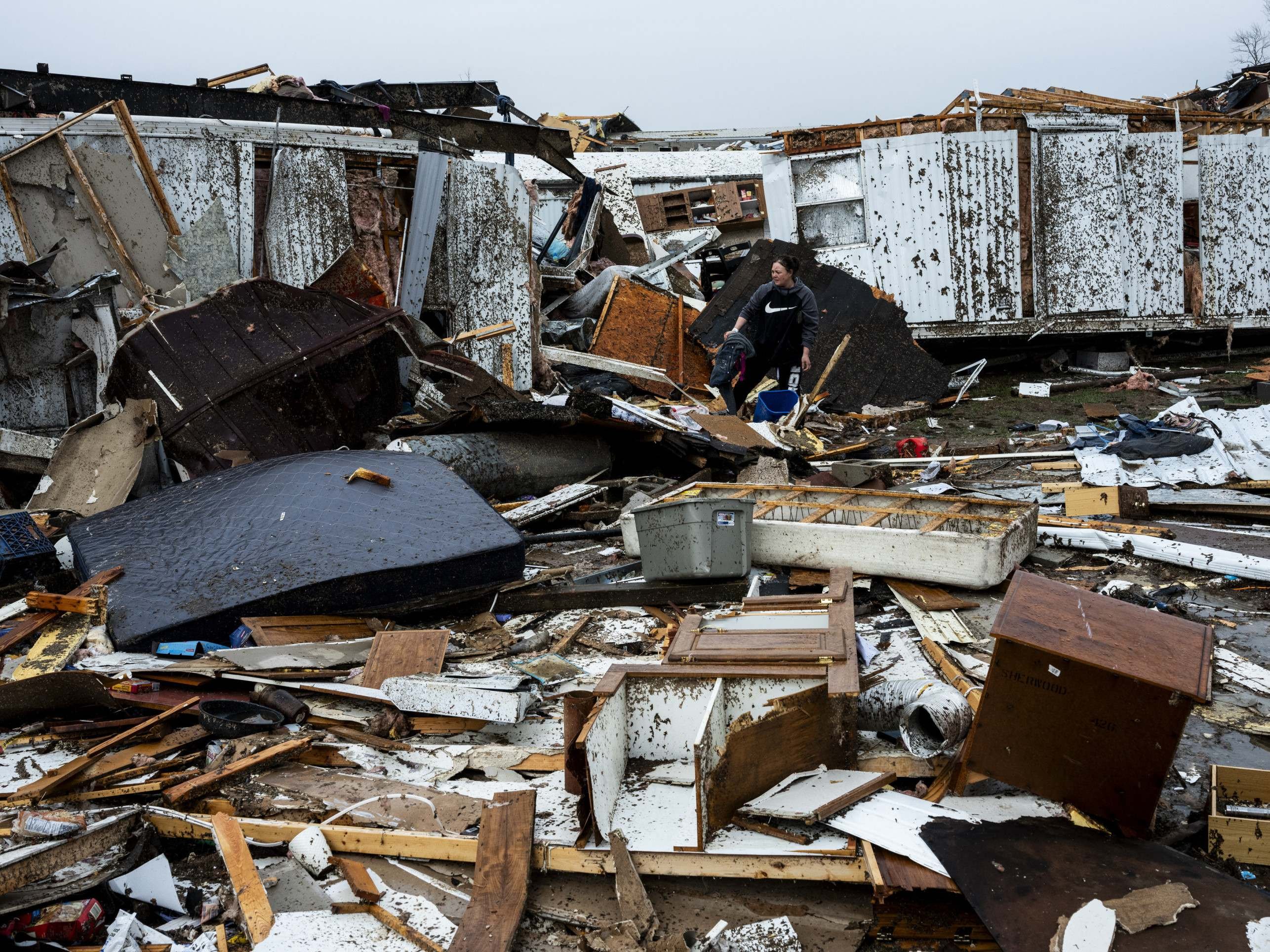 Tempestade nos EUA causa tornados, incêndios e deixa ao menos 17 mortos