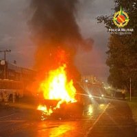 Carro pegou fogo após bater em viaturas; motorista estava embriagado -  (crédito: Divulgação/PMDF)