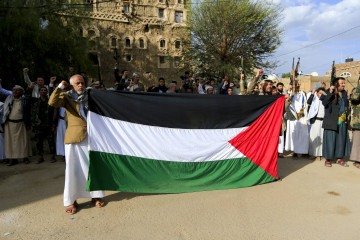 Em apoio aos palestinos, os houthis anunciaram que retomariam os ataques contra embarcações vinculadas a Israel Em apoio aos palestinos, os houthis anunciaram que retomariam os ataques contra embarcações vinculadas a Israel