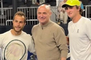 Pé-quente: a lenda do tênis Andre Agassi cumprimenta João Fonseca antes do triunfo do brasileiro contra Gaston nas quartas de final.  -  (crédito: Reprodução/Instagram/@atpchallengertour)